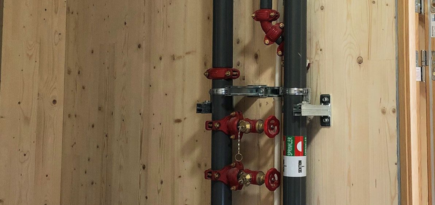 Stigarledning med rör och brandventiler installerad av A‑Sprinkler enligt SBF504:1 och SS3112