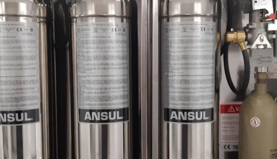 Ansulex‑behållare i ett kökssläcksystem.