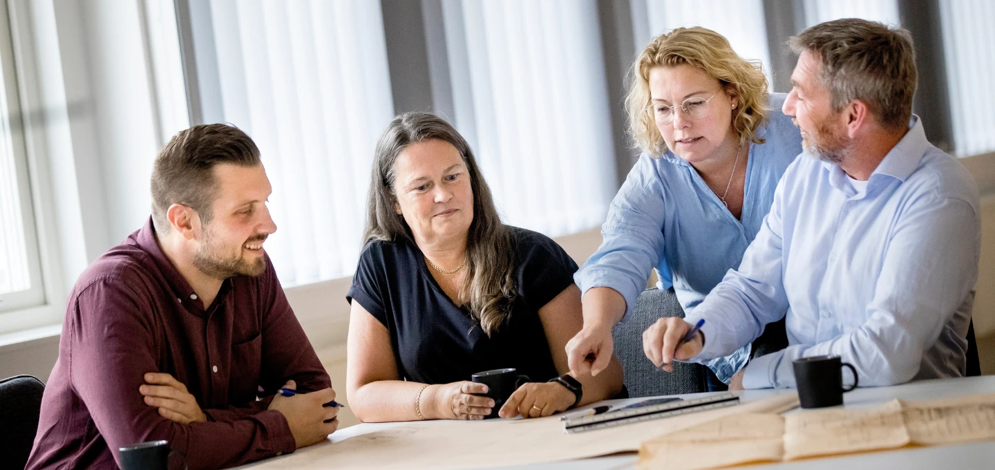 Teamarbete och planering hos A‑Sprinkler – fokus på arbetsmiljö Medarbetare hos A‑Sprinkler som samarbetar i ett möte och diskuterar arbetsmiljö och säkerhetsfrågor.